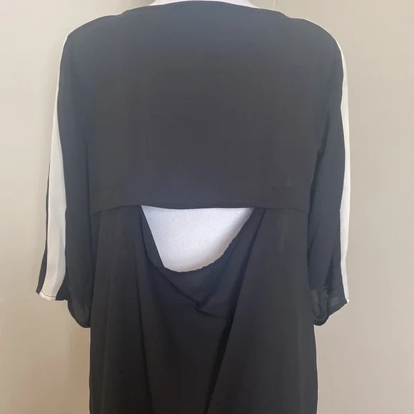 Black & White 3/4 sleeve Blouse with Cut-out Back & Geometric Design Front - Picture 6 of 7